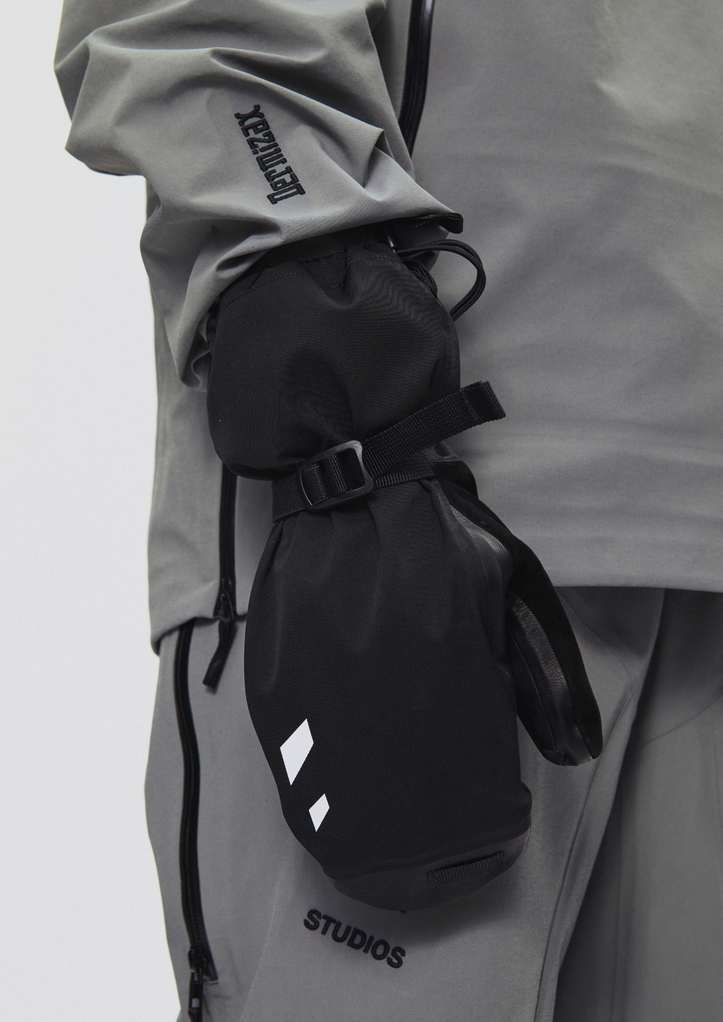 SHUNWEI STUDIO No.7 Powder Mittens - Exile Space