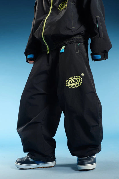 OddyEddy Luna Black snow pants complete logo and relaxed fit detail