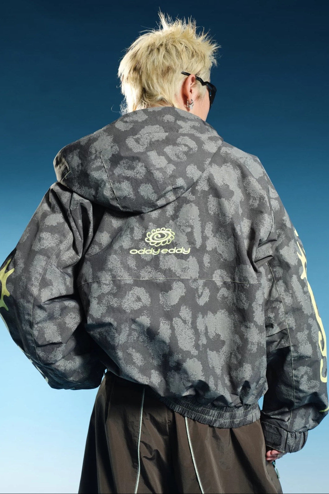 OddyEddy Thorn Grey snowboard jacket back detail with complete logo